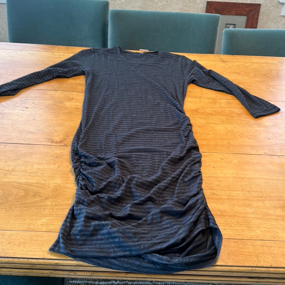 Excellent condition cotton blend stretchy Lululemon 3/4 length and sleeve so 4